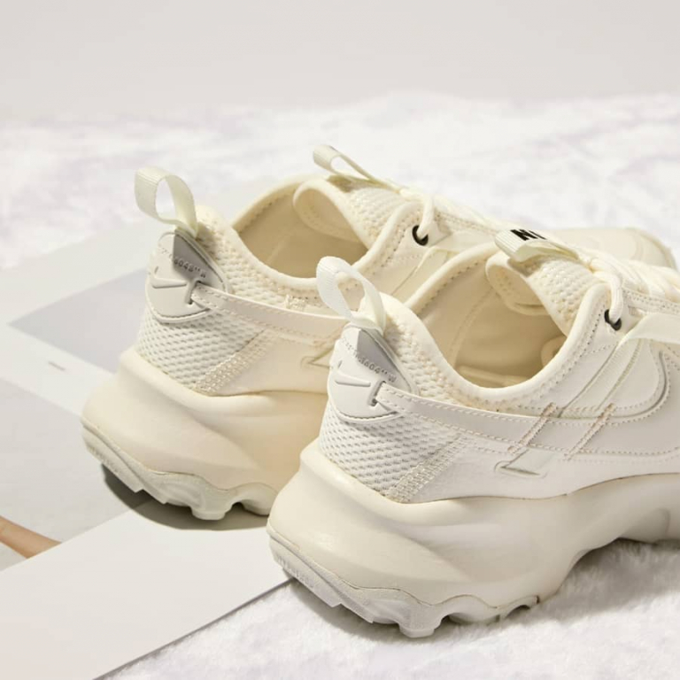 nike white tc 7900 sneakers